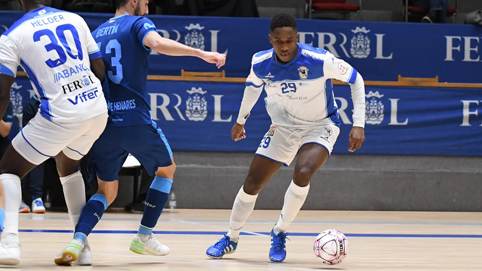 D. Xavier, jugador de O Parrulo Ferrol, controla el balón. (Foto: Ismael Miján / MijanPhoto)