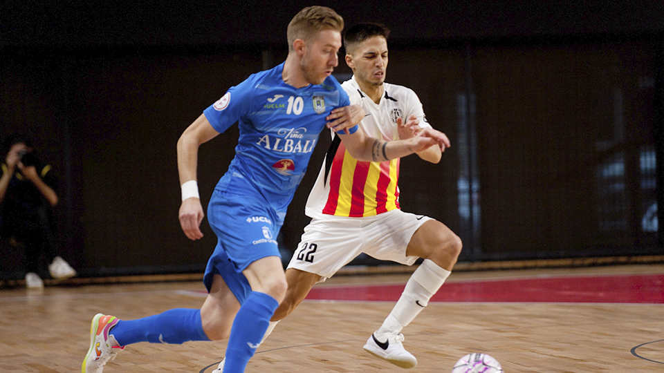 Batería, jugador de Viña Albali Valdepeñas, ante Khalid, de Industrias Santa Coloma.