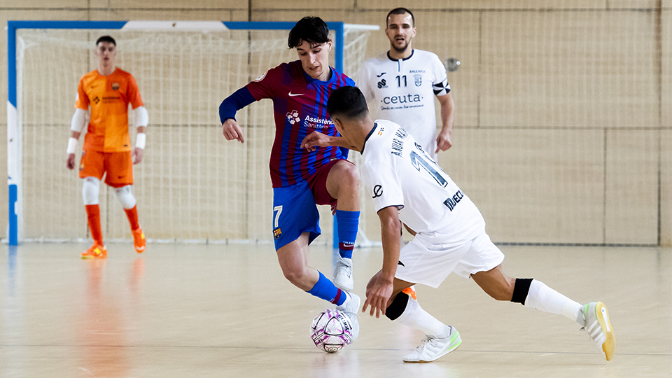 Álex García controla el balón.