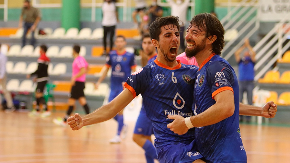 Jorge Tabuenca y Nano Modrego, jugadores del Full Energía Zaragoza, celebran un gol. (Foto: Andrea Royo López)