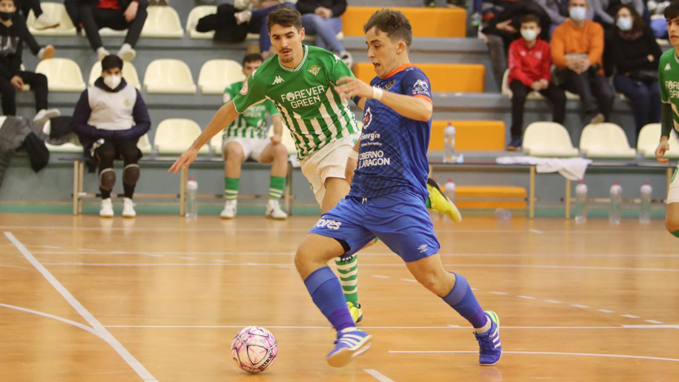 Marcos Forga, jugador del Full Energía Zaragoza, ante Charly, del Real Betis Futsal B. (Foto: Andrea Royo López)