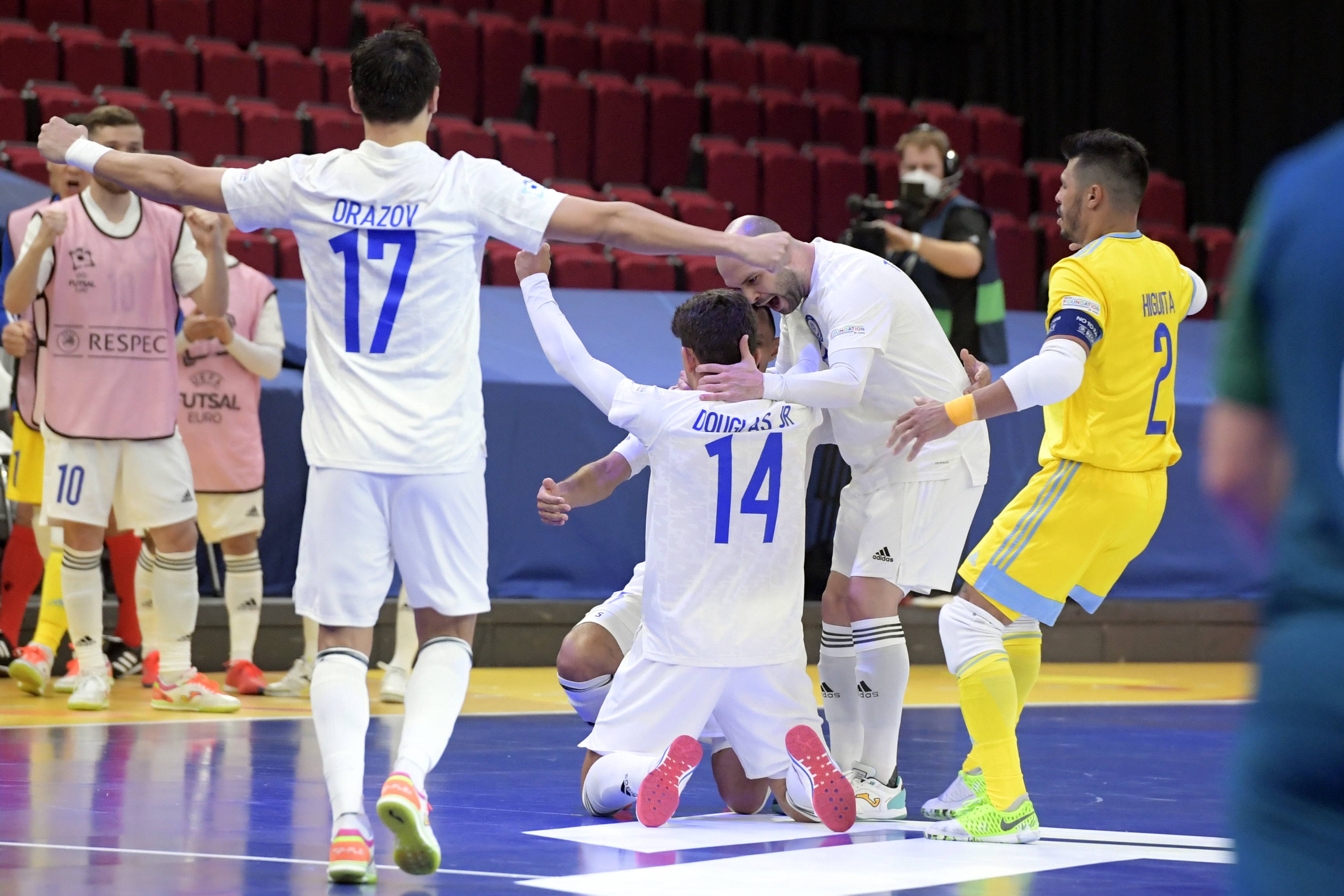 Douglas celebra un gol de Kazajistán con Orazov, Taynan e Higuita. Foto: UEFA