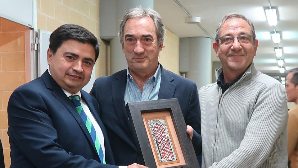 De izquierda a derecha, José García Román, presidente del Córdoba Patrimonio, Javier Lozano, presidente de la Liga Nacional de Fútbol Sala, y José Manuel Domínguez. Foto: José Antonio Chacón.