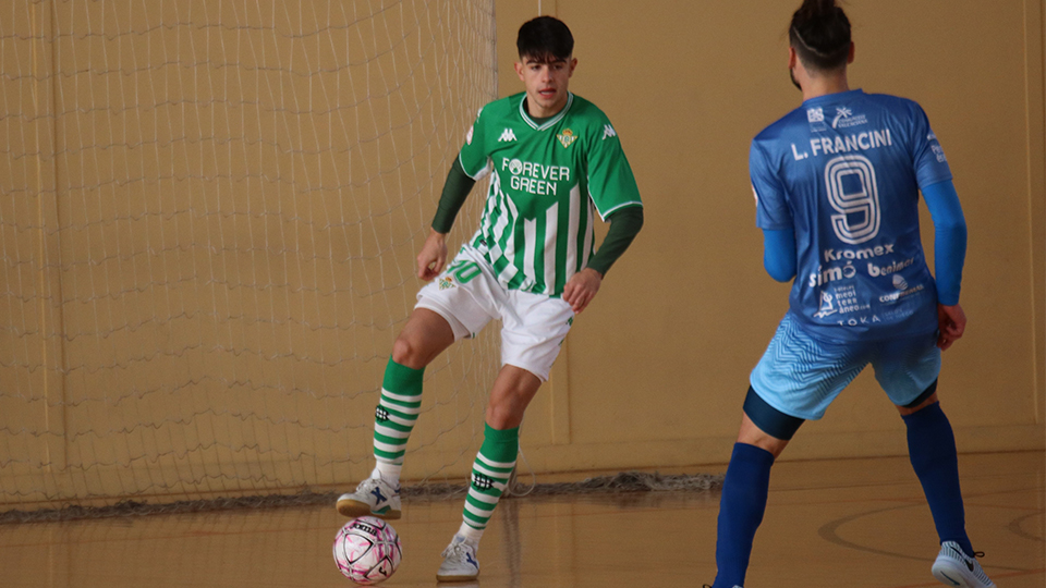Pablo, del Real Betis Futsal, controla el balón frente a Lucas Francini, del Peñíscola FS