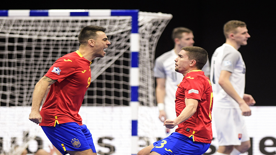 Sergio Lozano y Mellado celebran un gol de España ante Eslovaquia en la Eurocopa. Foto: UEFA