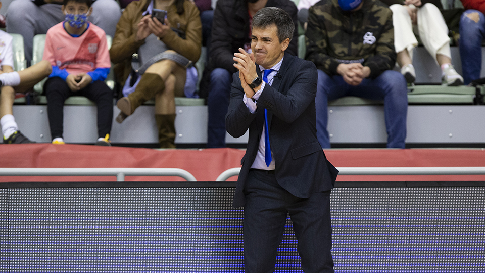 Juanlu Alonso, entrenador del Manzanares FS Quesos El Hidalgo, durante un partido (Fotografía: Pascu Méndez)