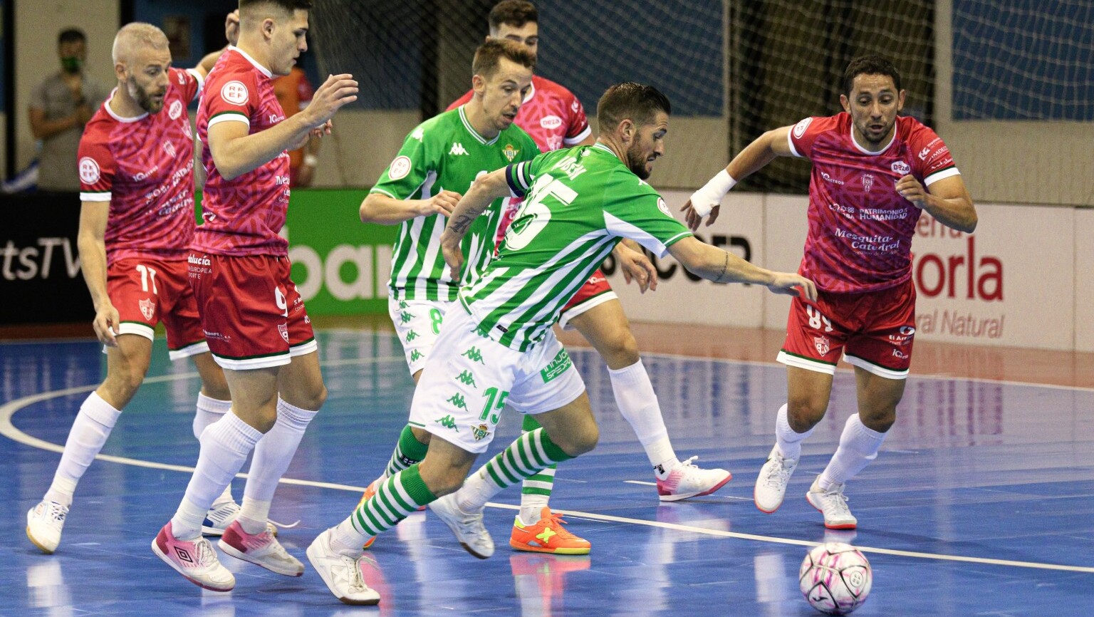 Rubén Cornejo, del Real Betis Futsal, busca opción de disparo ante la defensa del Córdoba Patrimonio