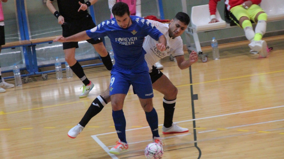 Juanan, del Real Betis Futsal B, ante un rival.