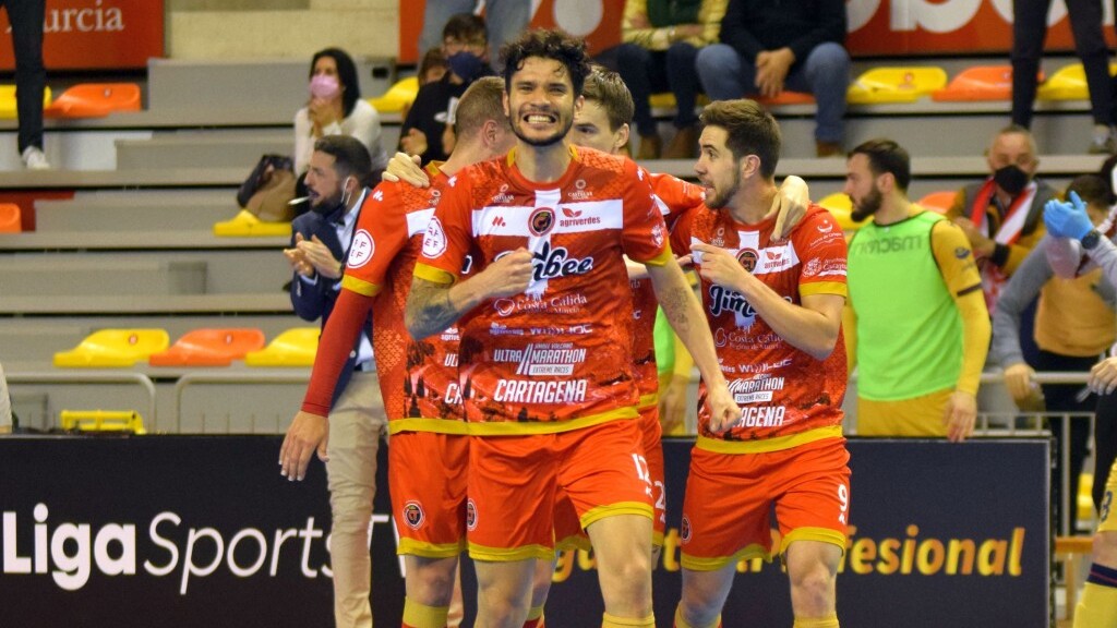 Lucão, del Jimbee Cartagena, dedica un gol.