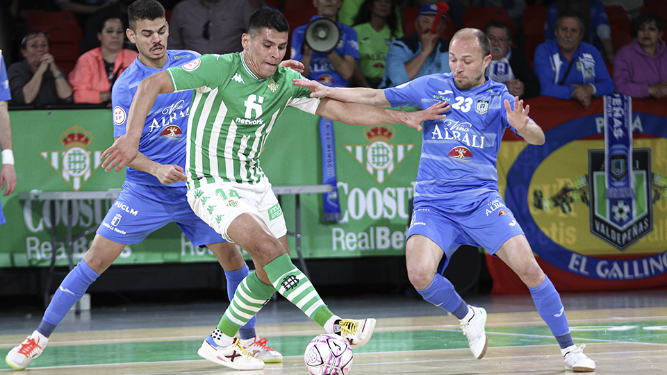 Bocao, del Real Betis Futsal, pugna por el cuero con Nano, de Viña Albali Valdepeñas.