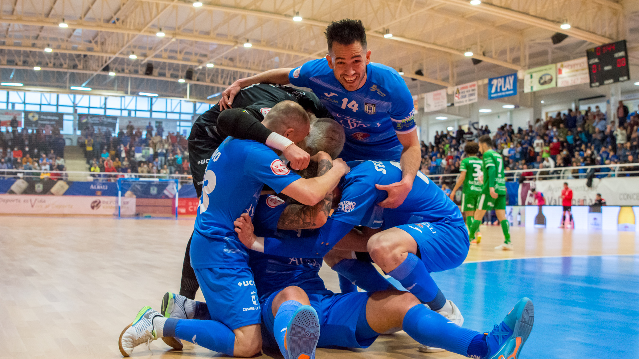 Los jugadores de Viña Albali Valdepeñas celebran un gol