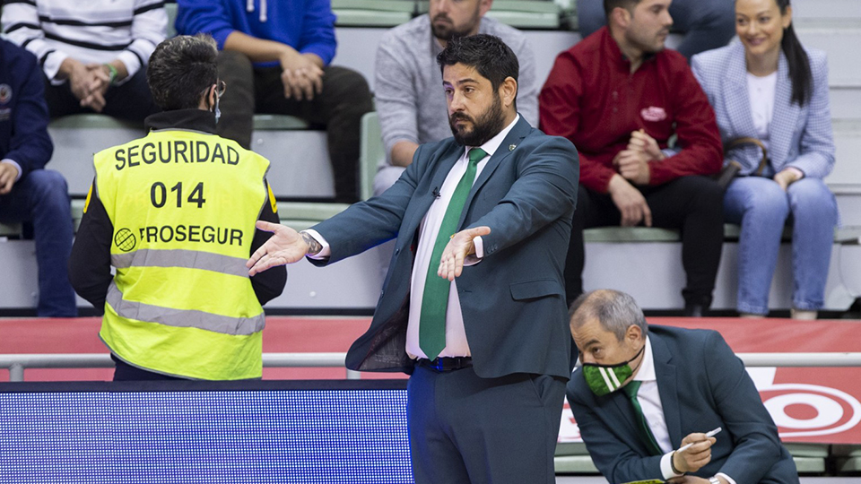 Josan González, entrenador de Córdoba Patrimonio, durante un partido