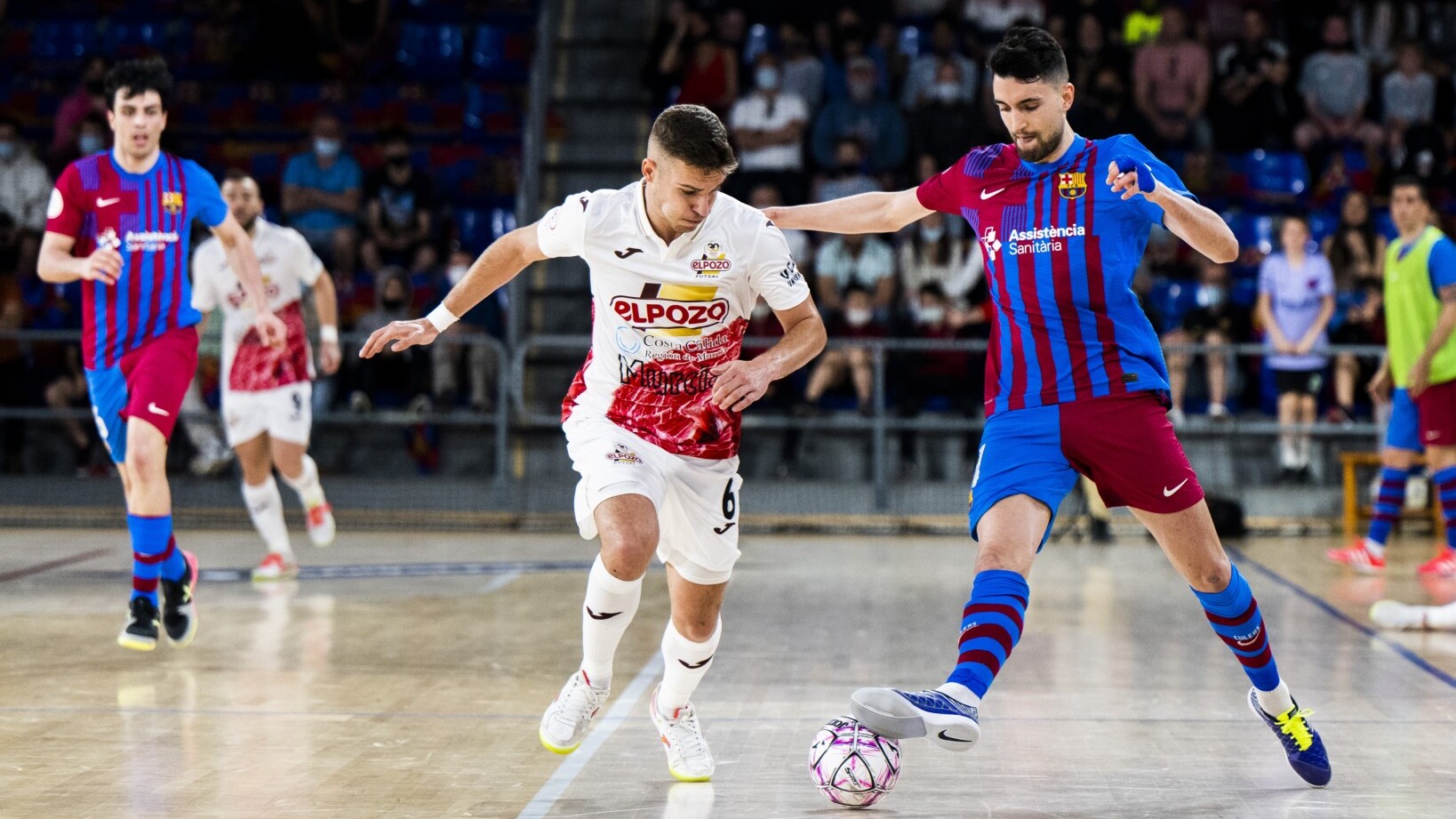 André Coelho, del Barça, recorta ante Alberto García, de ElPozo Murcia Costa Cálida