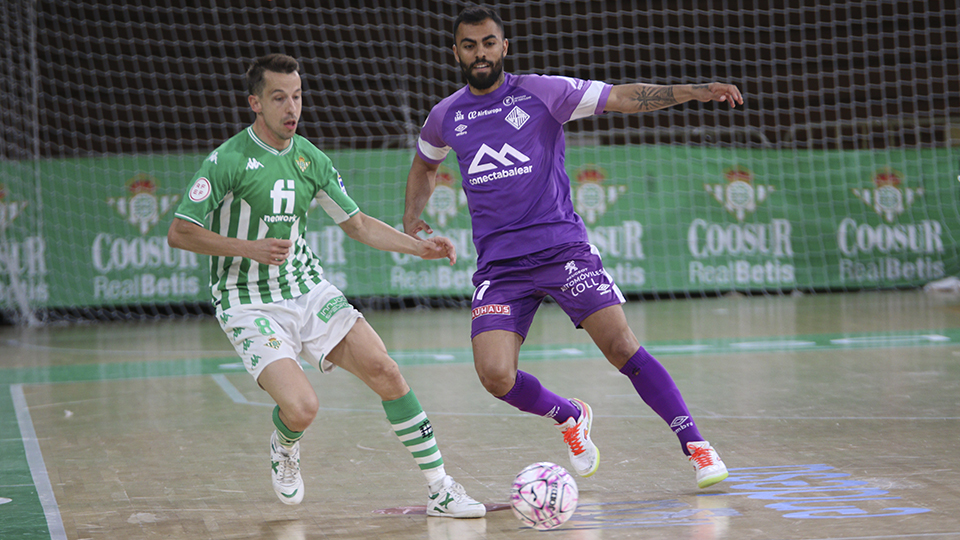 Lin, del Real Betis Futsal, y Diego Nunes, del Palma Futsal, luchan por el balón.