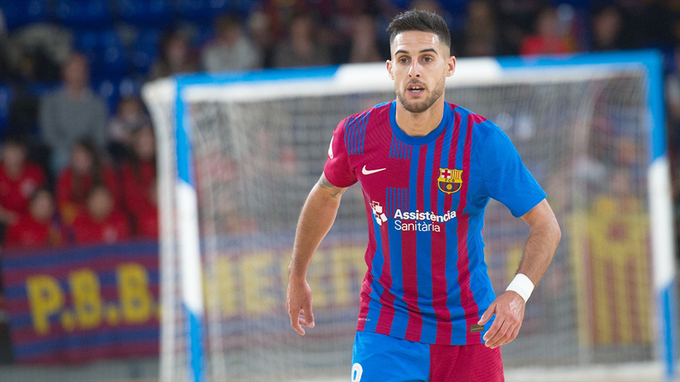 Adolfo, jugador del Barça, celebra un gol