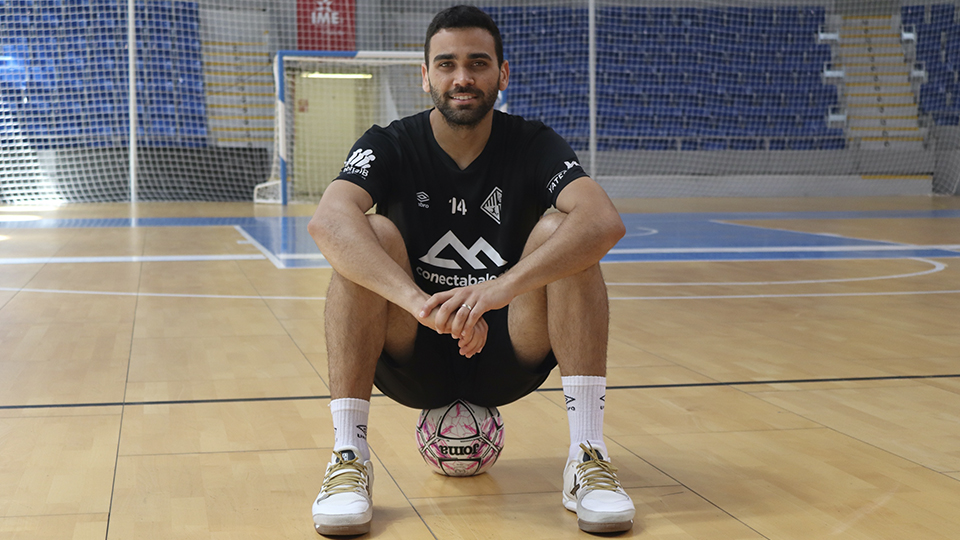Tomaz, jugador del Palma Futsal, posa en Son Moix.