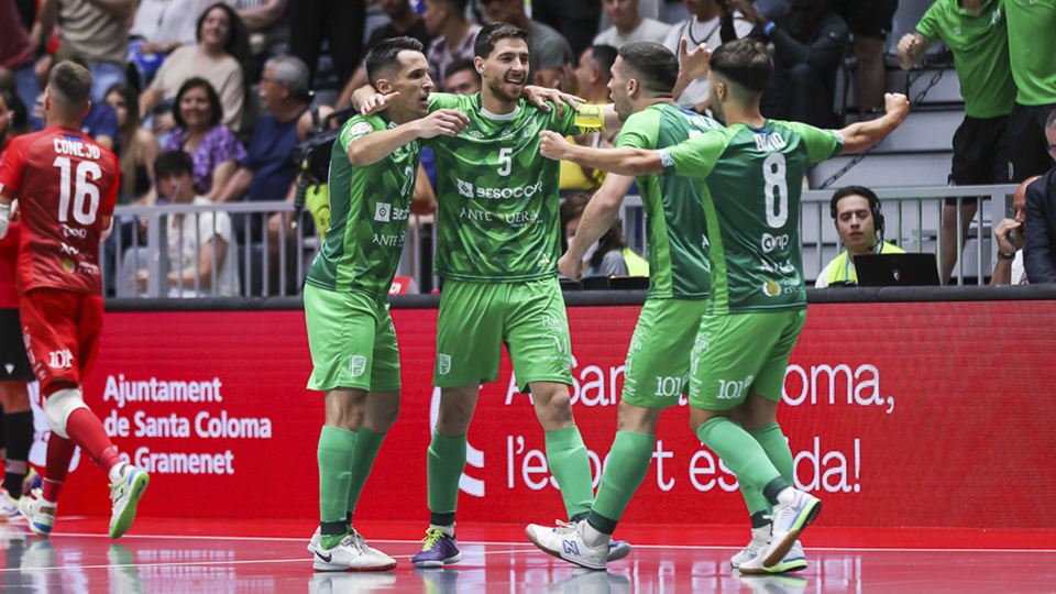 Los jugadores del BeSoccer CD UMA Antequera celebran un gol (Fotografía: iso100photopress)