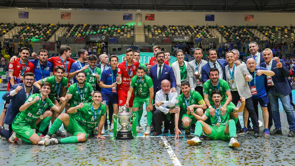 BeSoccer CD UMA Antequera posa con el título de la Copa de SM El Rey.