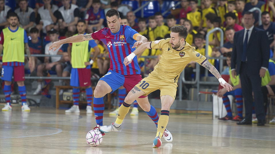 El Barça logra un triunfo ajustado ante el Levante UD con dos zarpazos de Sergio Lozano (2-1)