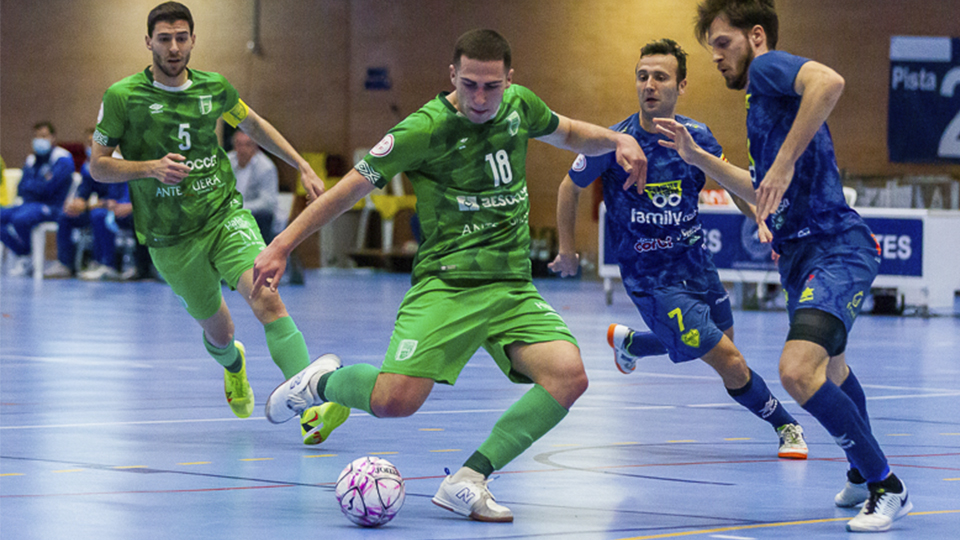 Pablo Ramírez, del BeSoccer CD UMA Antequera, golpea el balón ante Sena, del Alzira FS (Fotografía: iso100photopress)