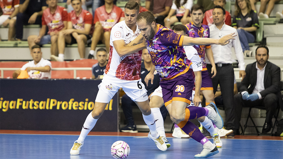 Solano, de Jimbee Cartagena, y Alberto García, de ElPozo Murcia Costa Cálida, pugnan por el balón (Fotografía: Pascu Méndez)