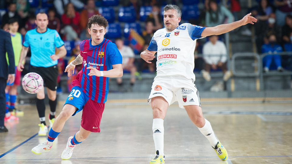 Retamar, jugador del Fútbol Emotion Zaragoza, despeja el balón ante Carrasco, del Barça (Fotografía: Ernesto Arandilla)