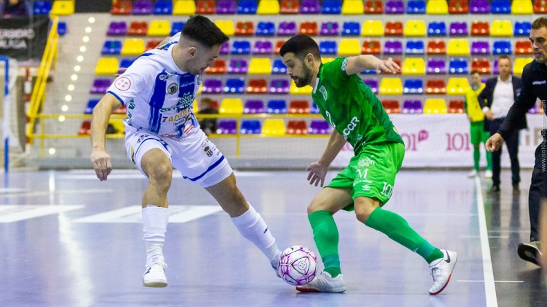 Burrito, del BeSoccer CD UMA Antequera, encara a la zaga del Atlético Benavente FS