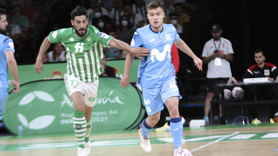 Machado, de Inter FS, conduce el balón ante Emilio Buendía, del Real Betis Futsal