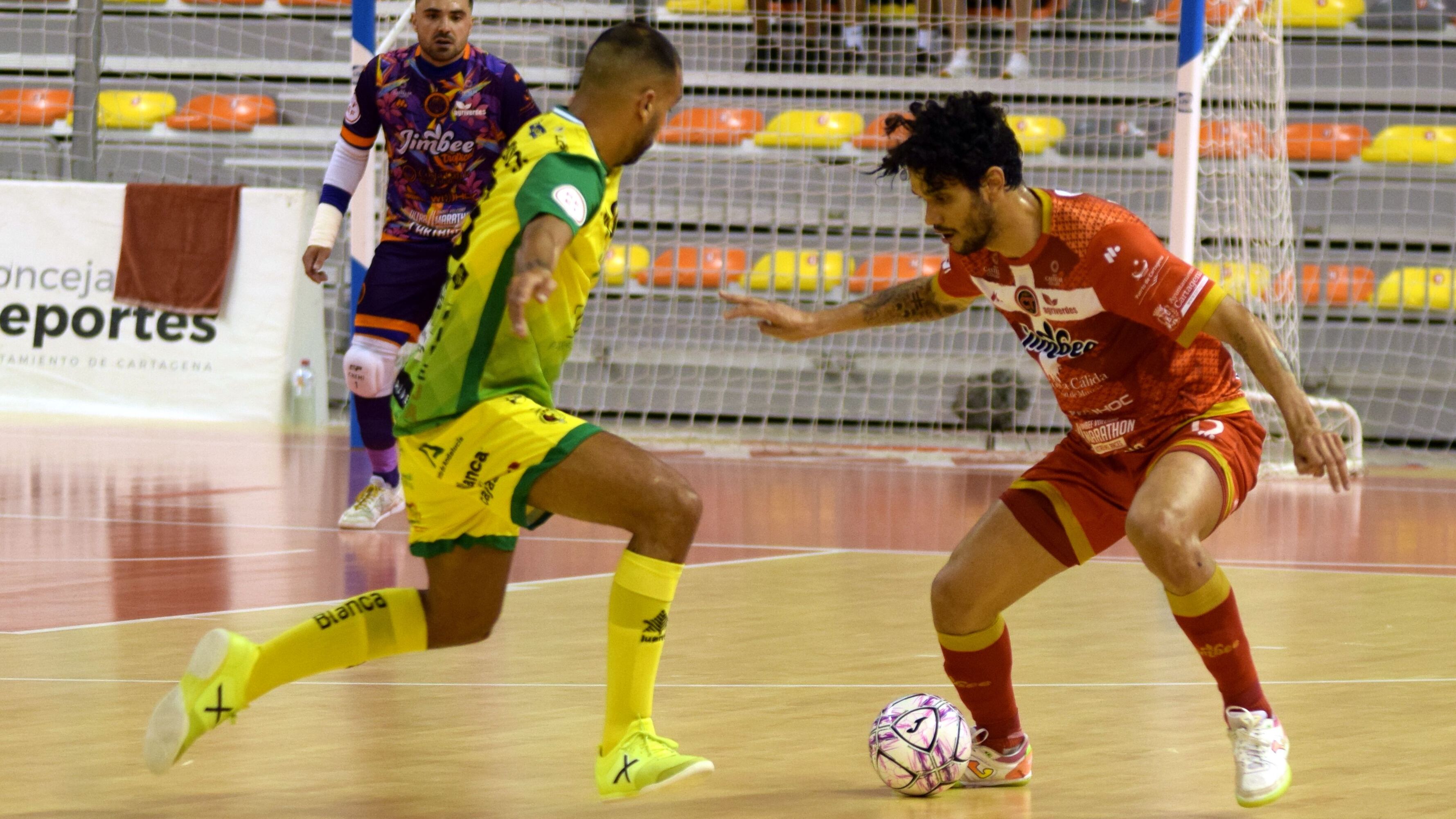Lucao, del Jimbee Cartagena, encara a Carlitos, del Jaén FS