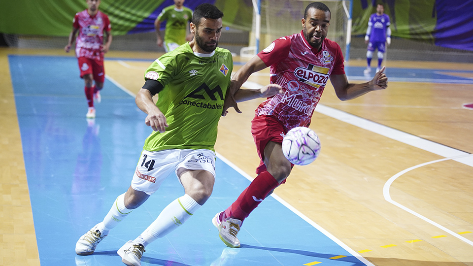 Tomaz, de Palma Futsal, controla el balón ante Leo Santana, de ElPozo Murcia Costa Cálida