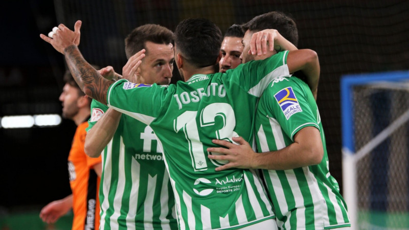 Los jugadores del Real Betis Futsal celebran un gol