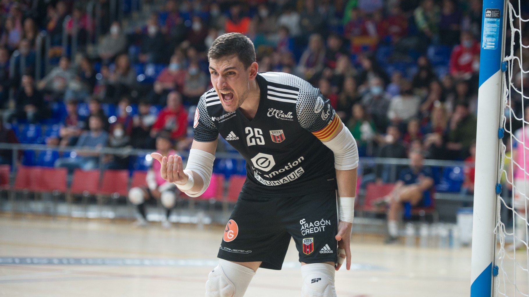 Iván Bernad en la portería del Fútbol Emotion Zaragoza