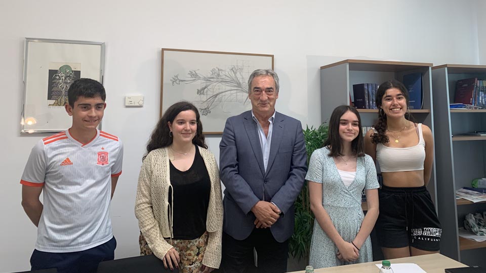 Los alumnos del Colegio Estudiantes Adrián, Sara, Inés y Alba posaron junto a Javier Lozano tras la entrevista.