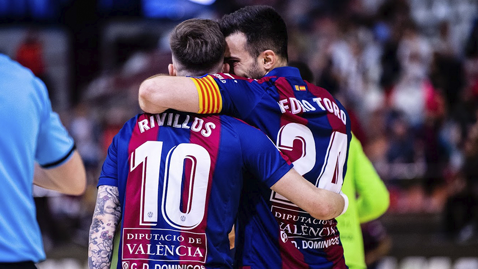Rivillos, jugador del Levante UD FS, celebra un gol con Pedro Toro