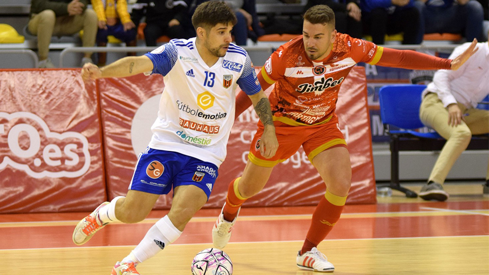 Ángel Claudino, del Fútbol Emotion Zaragoza, conduce el balón ante Andresito, de Jimbee Cartagena