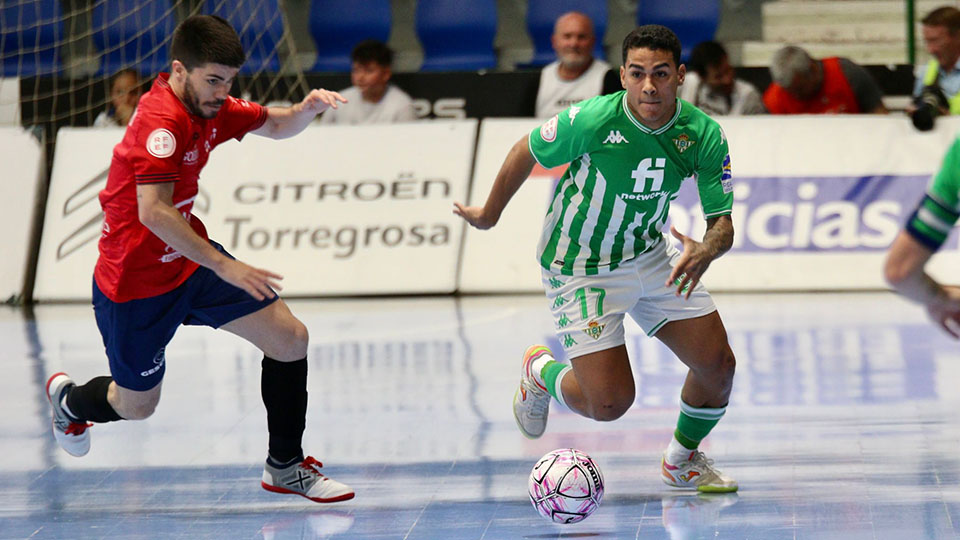 Cléber, jugador del Real Betis Futsal, con el balón.