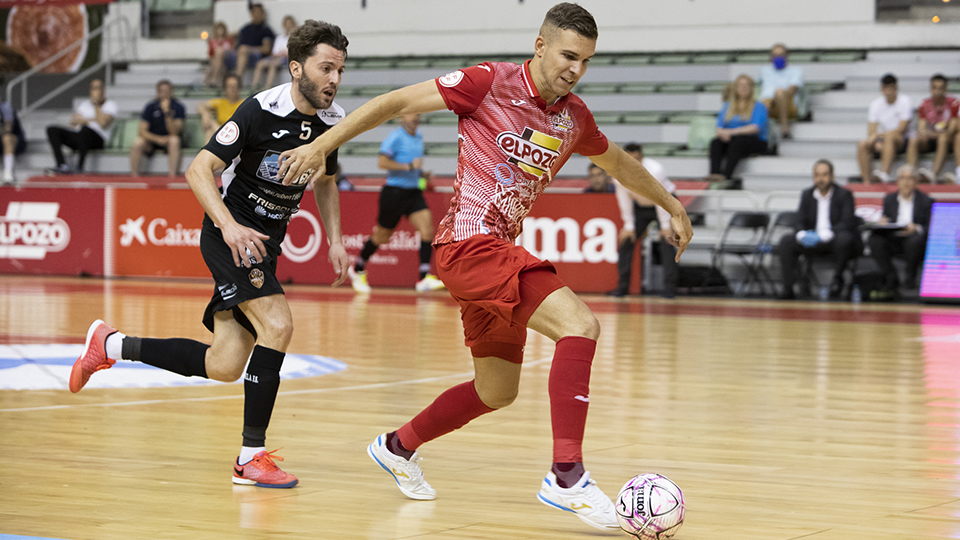 Alberto García, jugador de ElPozo Murcia Costa Cálida, conduce el balón ante Iago Míguez, del Burela FS (Fotografía: Pascu Méndez)