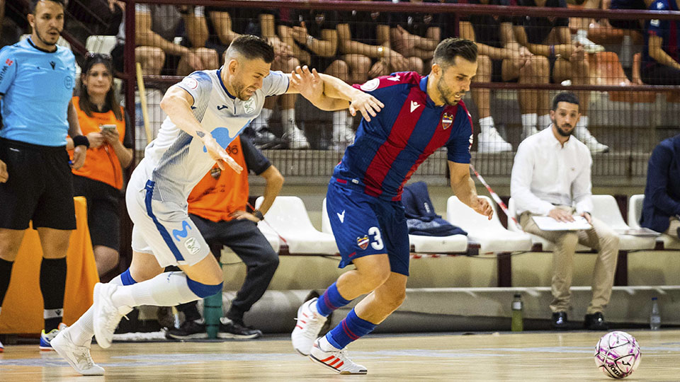 Rafa Usín, del Levante UD, lucha por el balón.