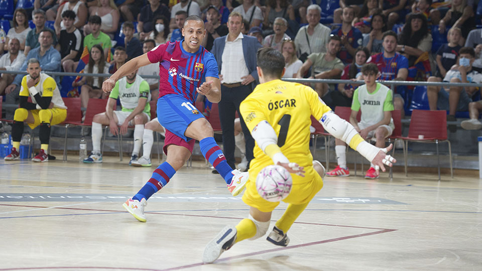 Ferrao, del Barça, chuta a puerta.