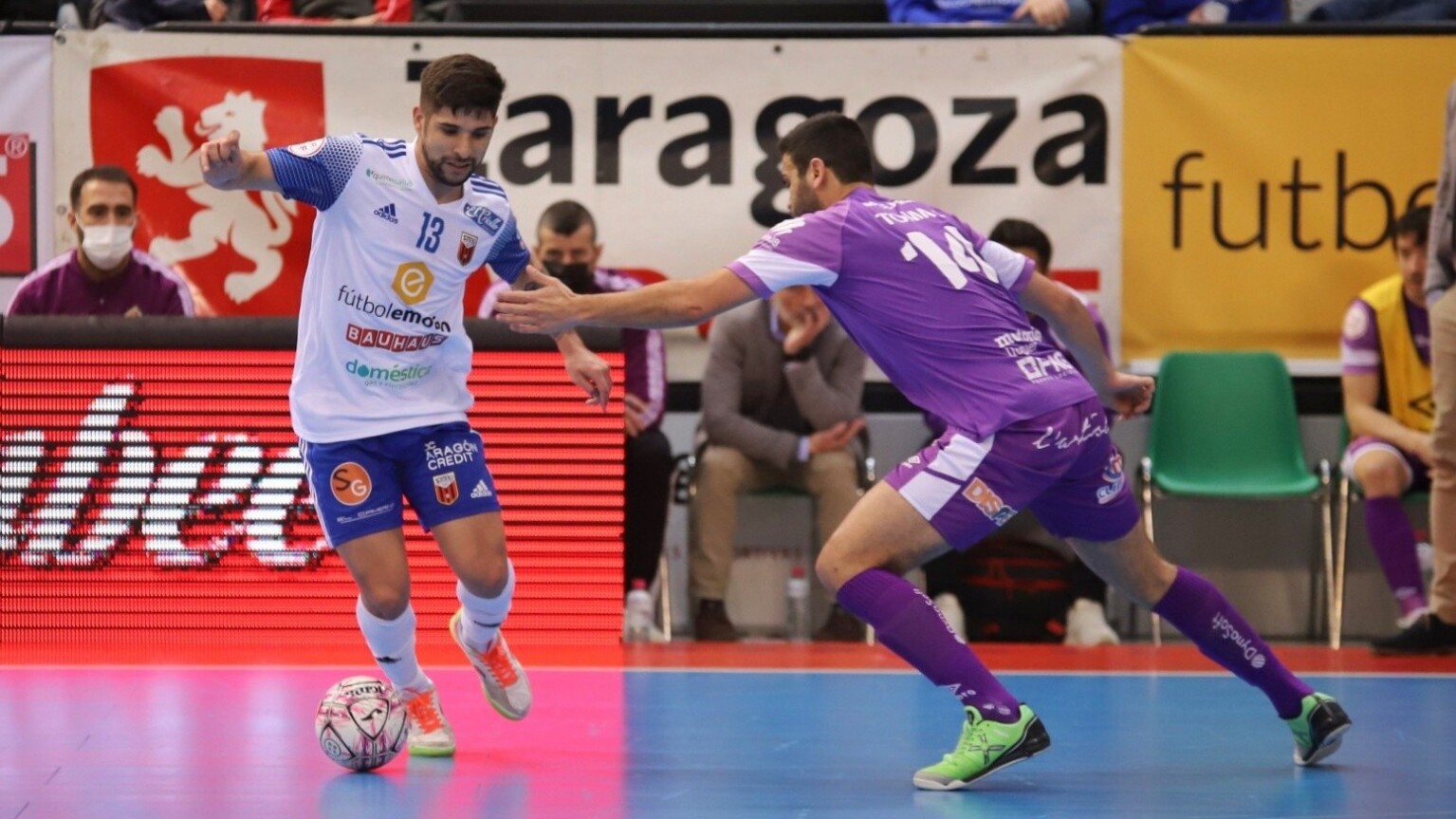 Claudino, del Fútbol Emotion Zaragoza, encara a Tomaz, del Palma Futsal