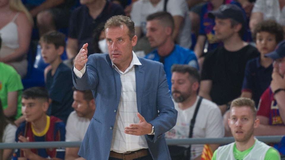 David Ramos, entrenador de Viña Albali Valdepeñas, dando instrucciones en un partido.