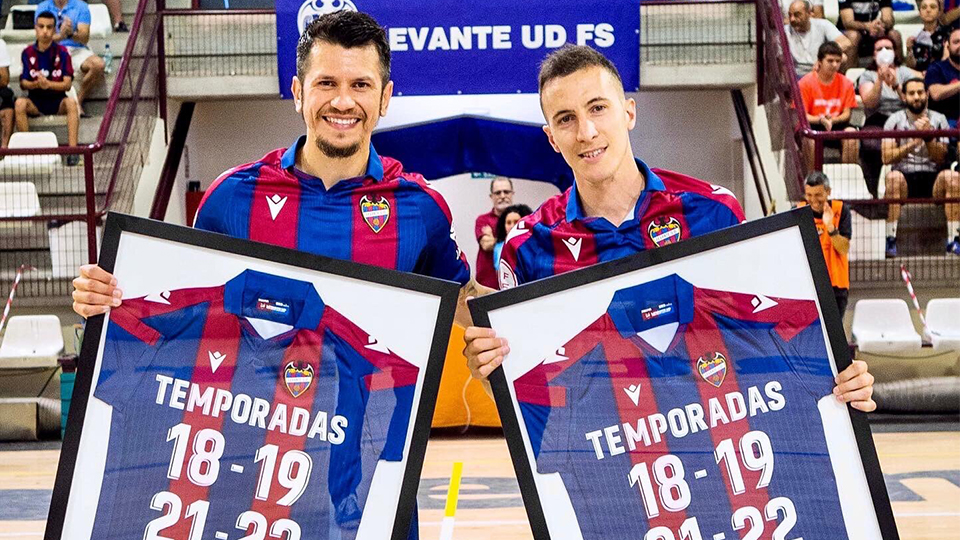 Gallo y Maxi Rescia en su homenaje de despedida como jugadores del levante UD FS