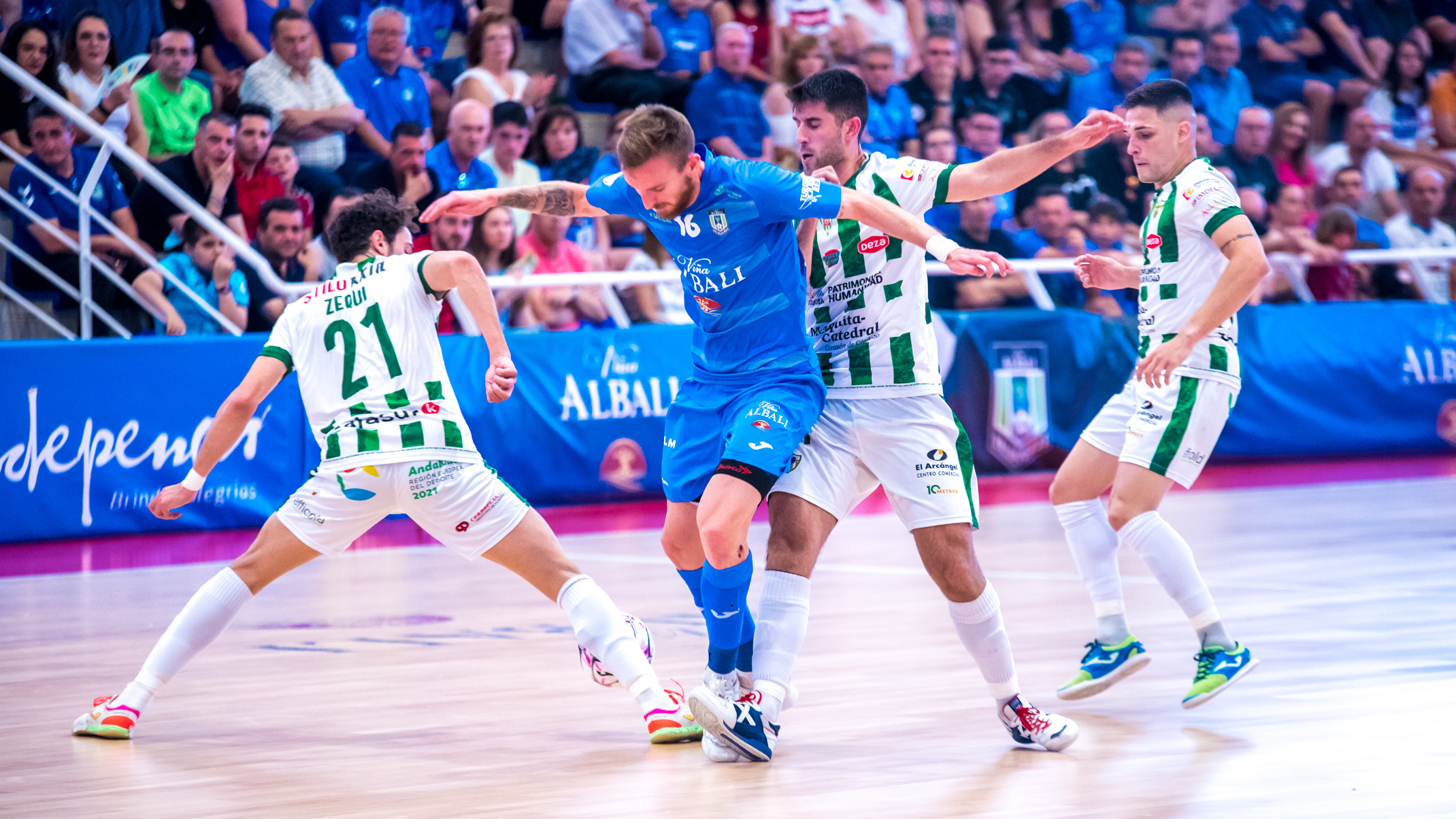 Zequi, del Córdoba Patrimonio, roba la pelota a Sergio González, del Viña Albali Valdepeñas