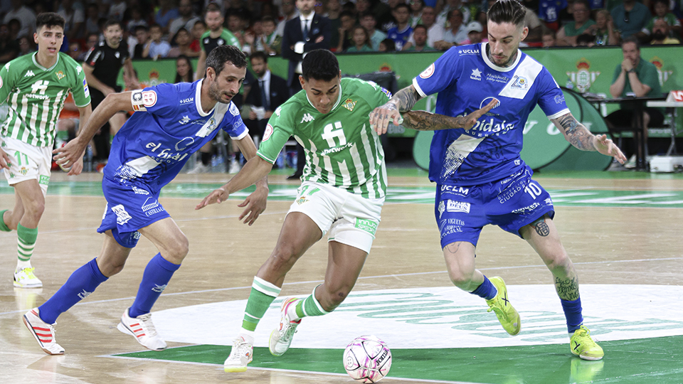 Cléber, jugador del Real Betis Futsal, se marcha de Kiki y Antoñito, jugadores del Manzanares FS Quesos El Hidalgo