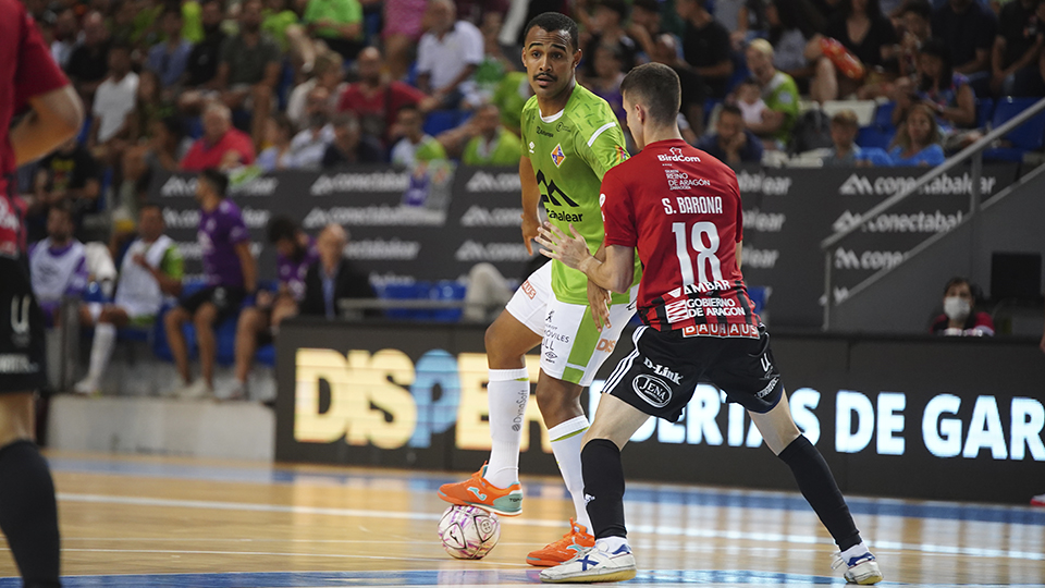 Higor, del Palma Futsal, controla el balón ante Barona, de Fútbol Emotion Zaragoza