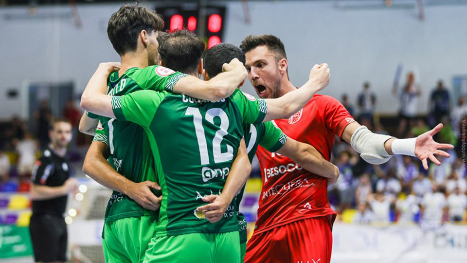 Los jugadores de BeSoccer UMA Antequera celebran un gol (Fotografía: iso100photopress)