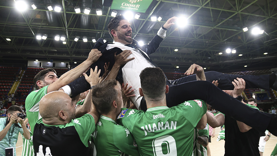 Ramón Martínez, entrenador del Real Betis Futsal, celebra la salvación