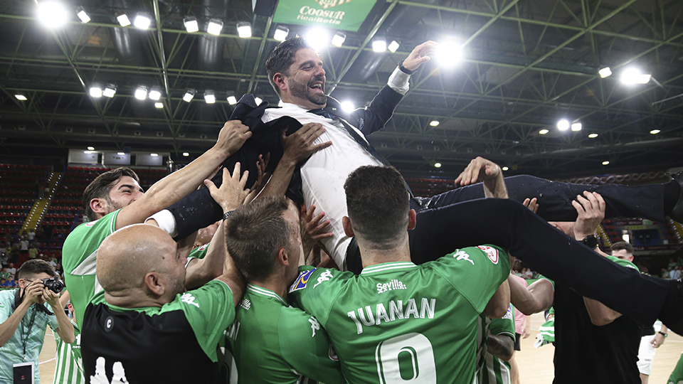 Ramón Martínez, entrenador del Real Betis Futsal, celebra la salvación.