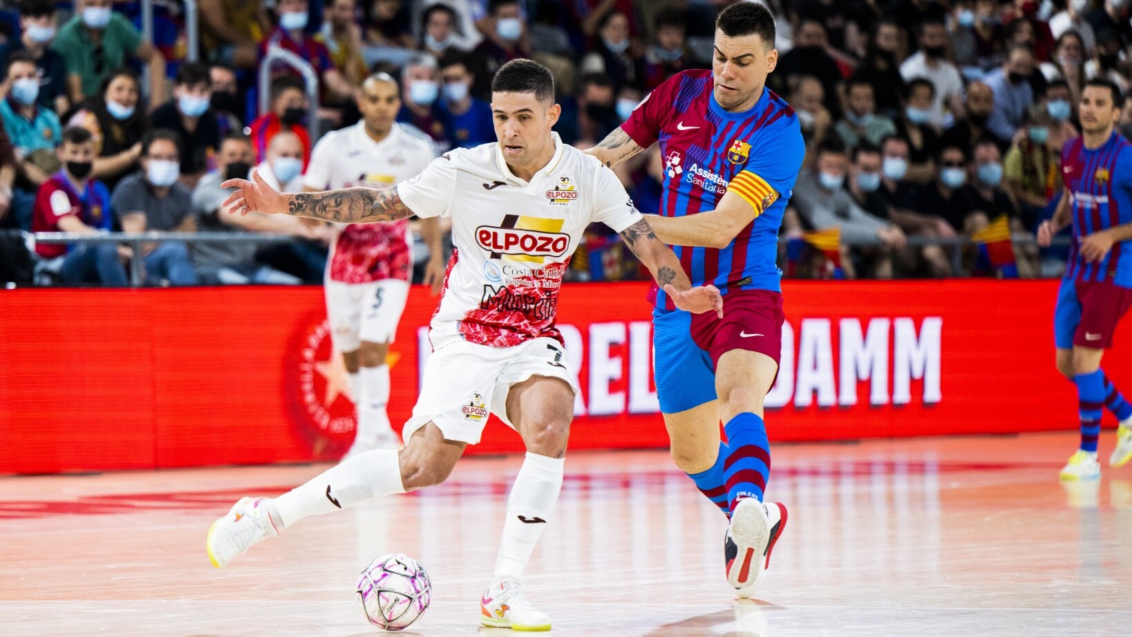 Felipe Valerio, de ElPozo Murcia Costa Cálida, encimado por Sergio Lozano