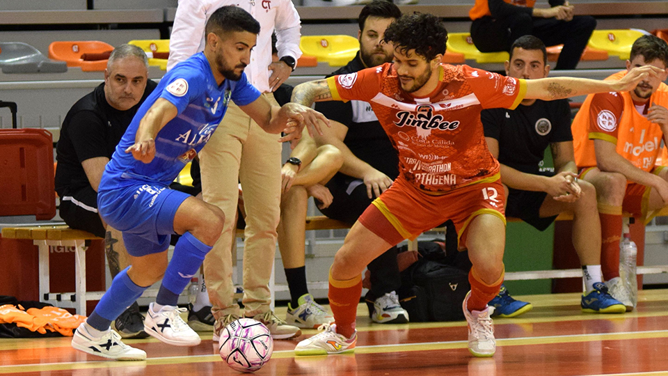 Lemine, de Viña Albali Valdepeñas, controla el balón ante Lucão, de Jimbee Cartagena.